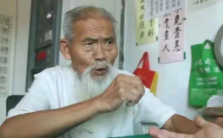 所谓中医就是江湖术士的一种，基本靠懵和骗。
这是昨晚酒桌上一位朋友的观点。另一位