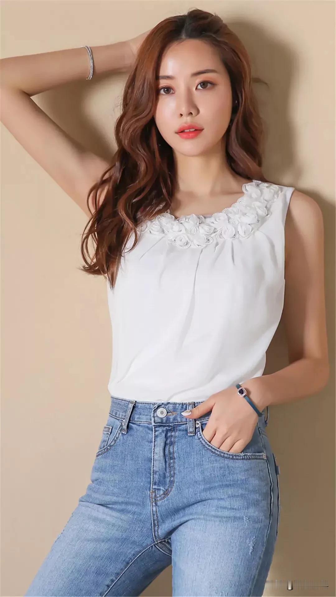 夏日清新穿搭，白色荷叶边上衣配牛仔裤简直绝了！
这种荷叶边衬衫超火，2026年春