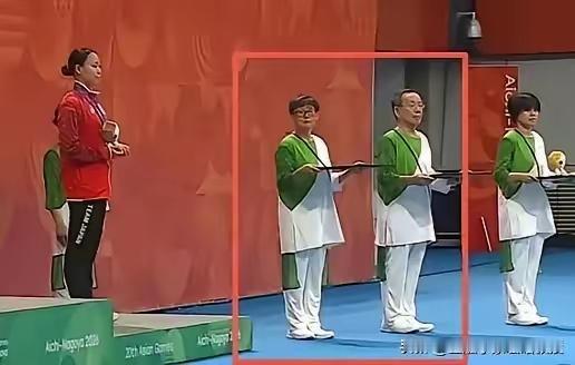 2026年爱知·名古屋亚运会颁奖礼上，领奖台旁负责托盘的礼仪人员，皆为六七十岁的