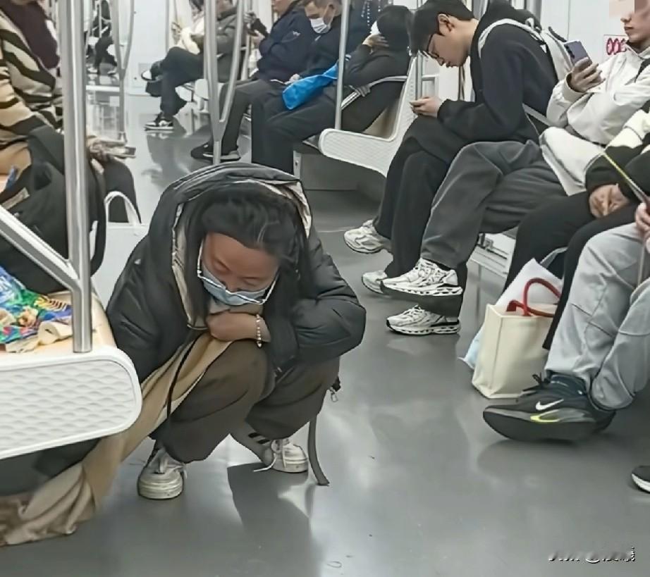 苏州地铁上，女孩子打翻了奶茶，接下来她做了一个动作，后来事大了全网都在找她，甚至