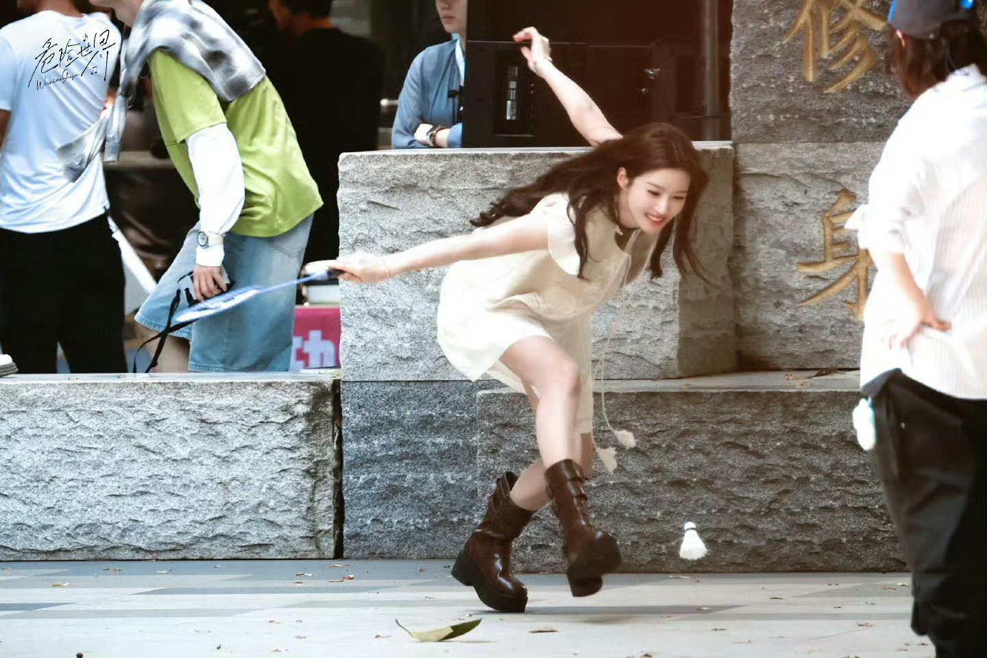 林一卢昱晓采访笑到缺氧！念到“紫啧”评论，妹妹笑到直跺脚，温婉感秒变沙雕，反差感