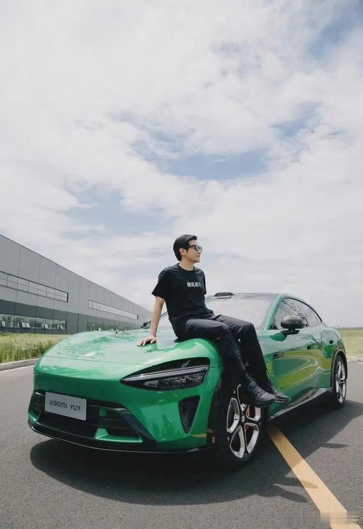 雷军回应第一次挥方格旗雷军这事儿挺有意思，刚跑完1300公里续航直播，转头就去上