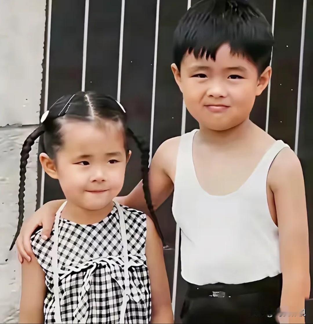 真没想到，上网一查，惊到了，左边这个小女孩长大后竟然成为惊艳影坛的大明星。照片里