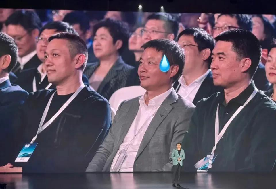 蔚小理，三家谁最慌？su7 标准版21.59万，我怎么感觉台下的蔚小理有点尴尬？