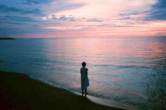 生活本身就是无边无际的大海，既充满众多混杂的漂流物，反复多变，暴怒无常；又总是充