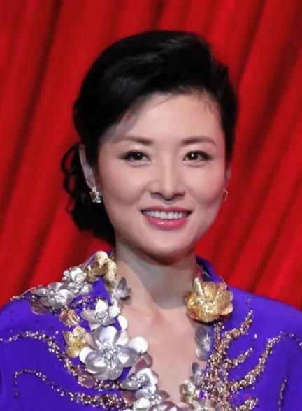 紫裙高级感拉满
温婉大气又耐看
这气质太绝
你爱了吗？知名央视主持人