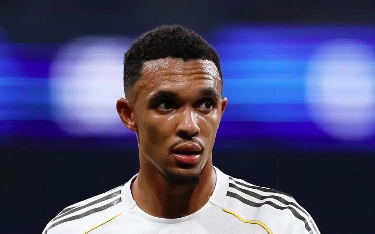 皇马4：1大胜皇家社会，阿诺德这一场表现出色，还盘活了边路，他传球和进攻属性确实