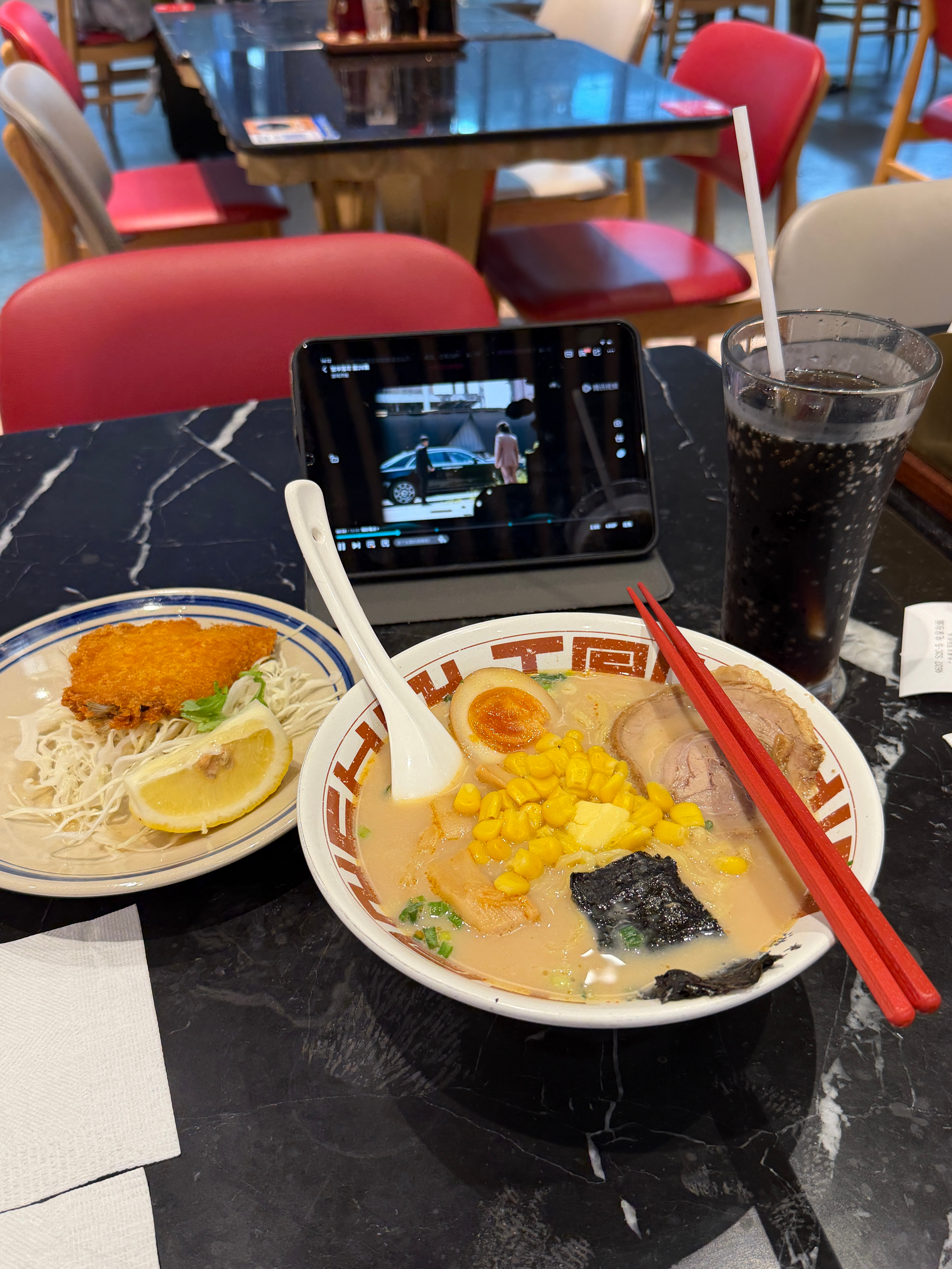 分享一个我自己觉得很幸福的时刻，就是每次旅行回家的路上。结束疲倦的行程，和朋友刚