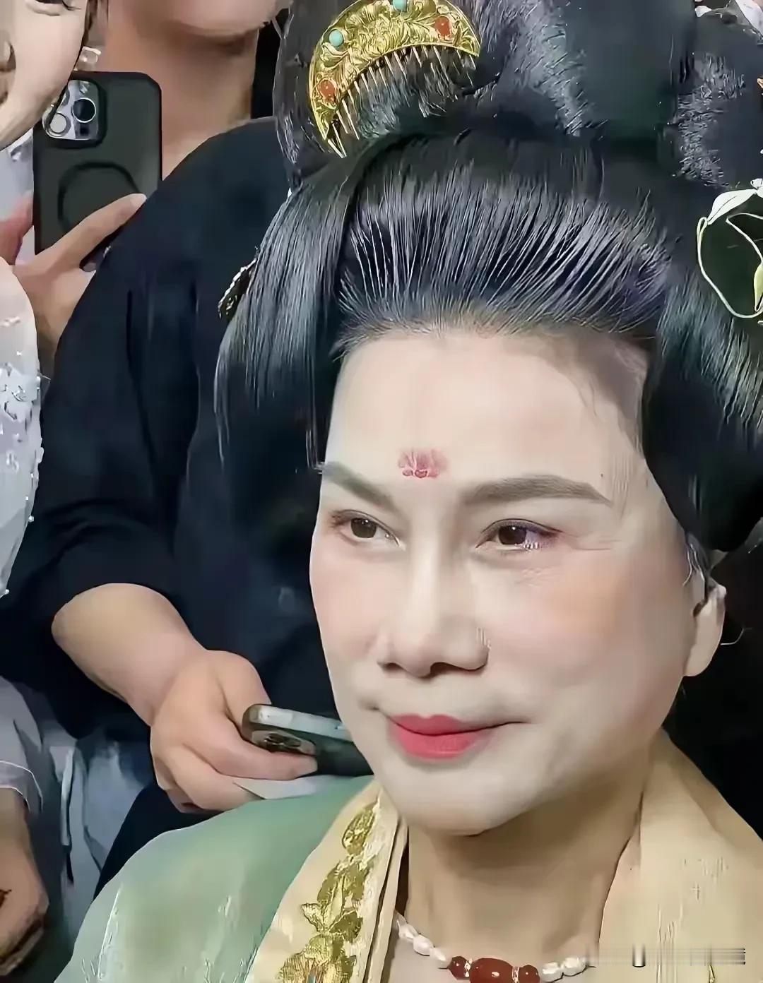 看看她这个古装装扮，像不像观音菩萨啊？
有人说这是个铁娘子，非常强硬，与观音菩萨