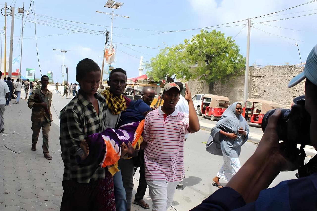 索马里兰独立恐怕要成了。

美国的非洲副司令以及副大使，到访了索马里兰，与领导人