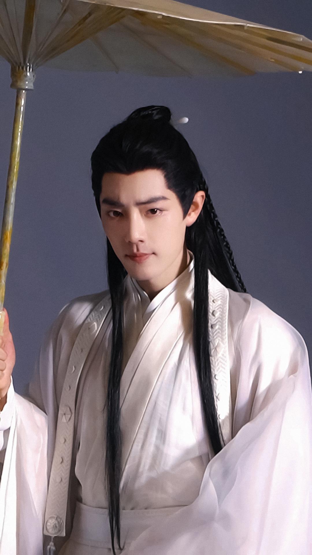 肖战[超话]肖战 肖战肖战时影 时光清浅，暮暮朝朝。寒薇落月影，翩翩执伞来。肖战