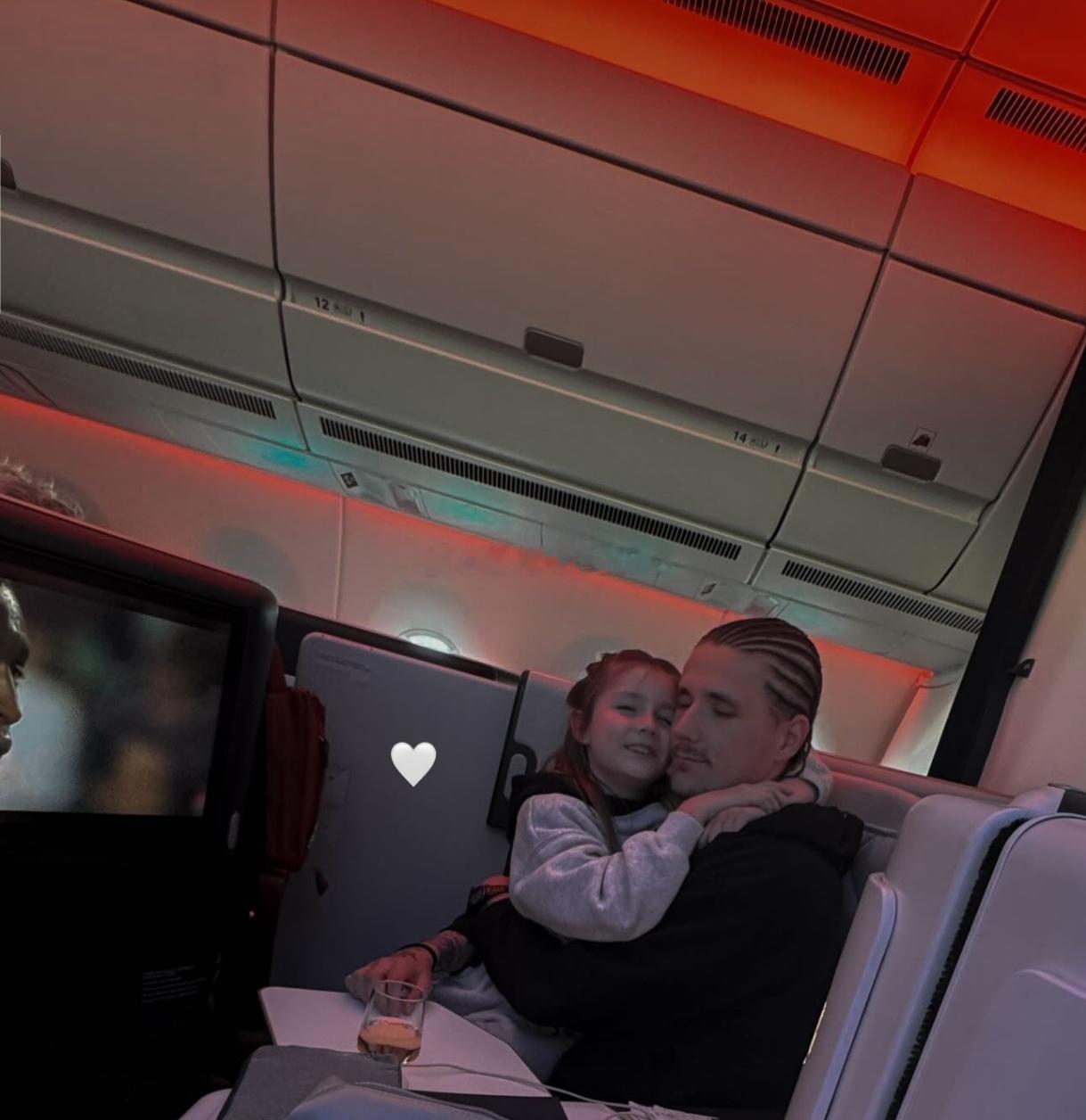 麦达纳昨天早上从郑州出发，到目前为止，飞了一天一夜，终于快到家了