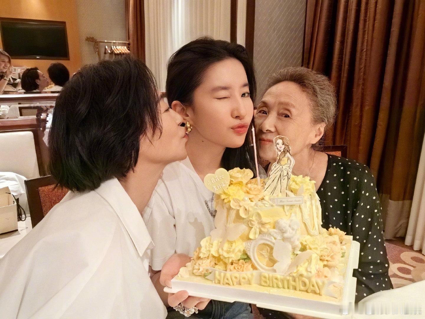 #到底是谁在替我见刘亦菲#不得不说刘亦菲姐姐真的是我的神，而且没有人会拒绝姐姐的