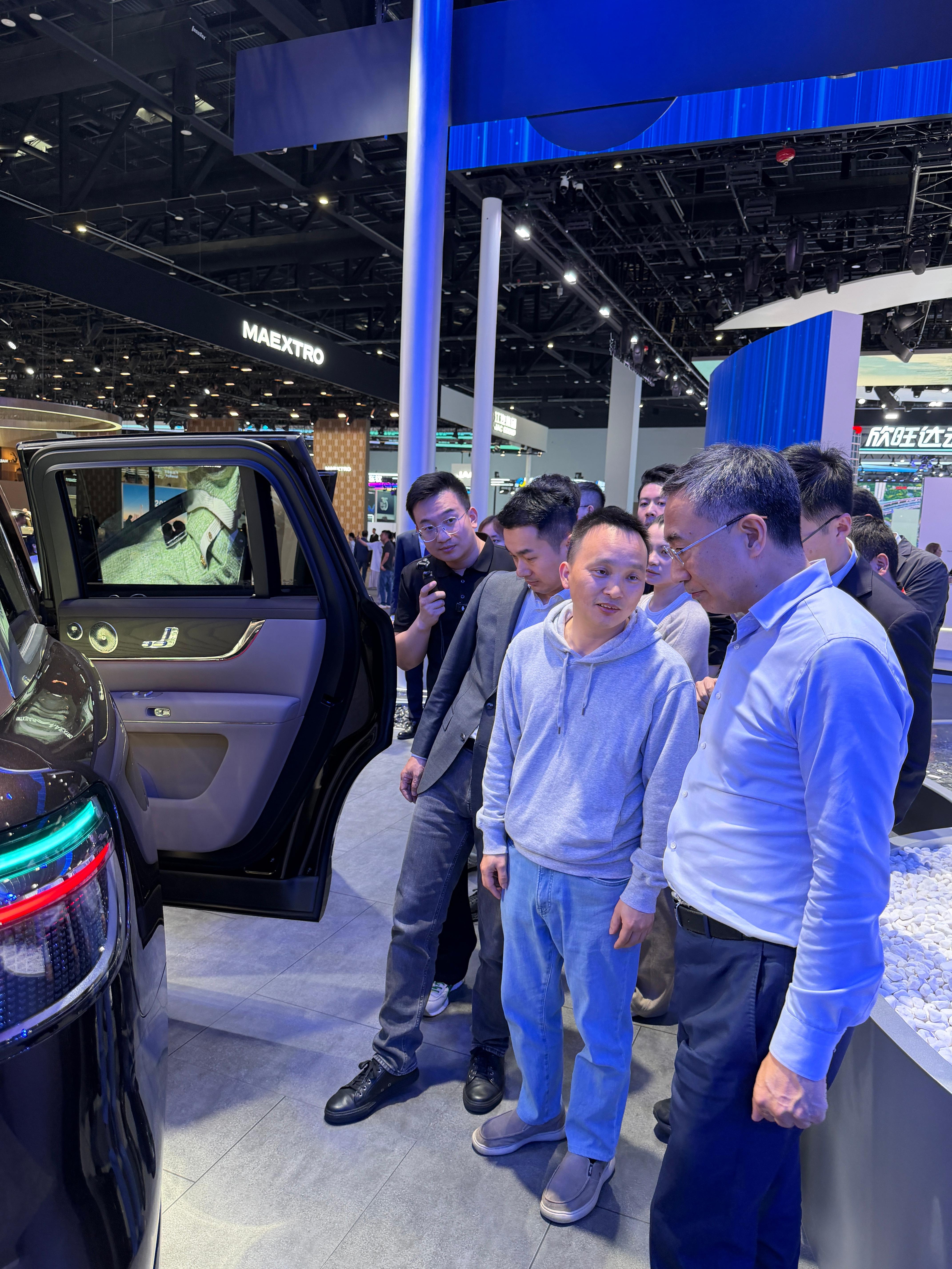 2026北京车展 零跑汽车创始人朱江明，研究了好久问界M9的后备箱。 