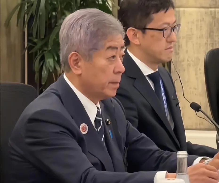 日本外相对中国承诺：日本将认真对待历史。
我们不要看日本说了什么，我们应该看日本
