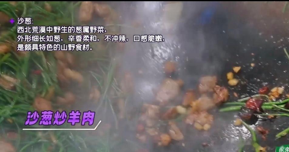 新疆手抓饭还得新疆人做天才厨人新疆人做抓饭，油热了先炸羊肉，炸到金黄再下洋葱胡萝