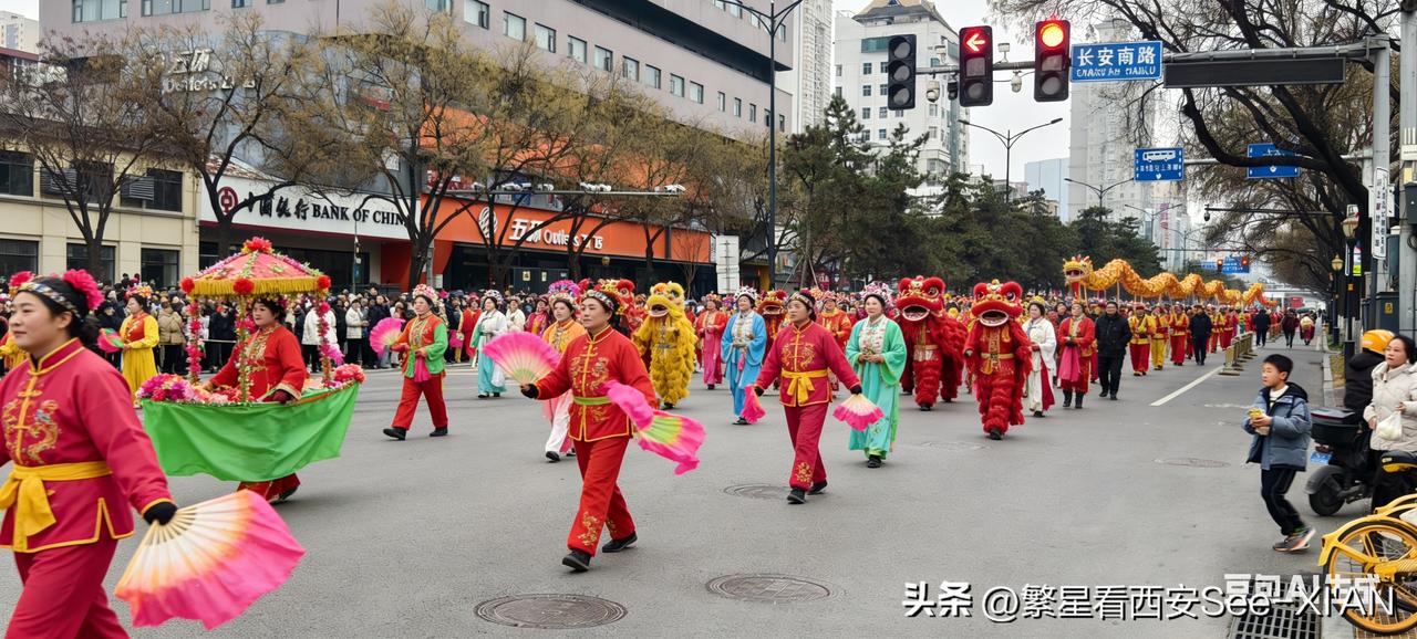 假设西安长安南路八里村口元宵节耍社火||正月十五闹花灯，各地锣鼓喧天耍社火。西安