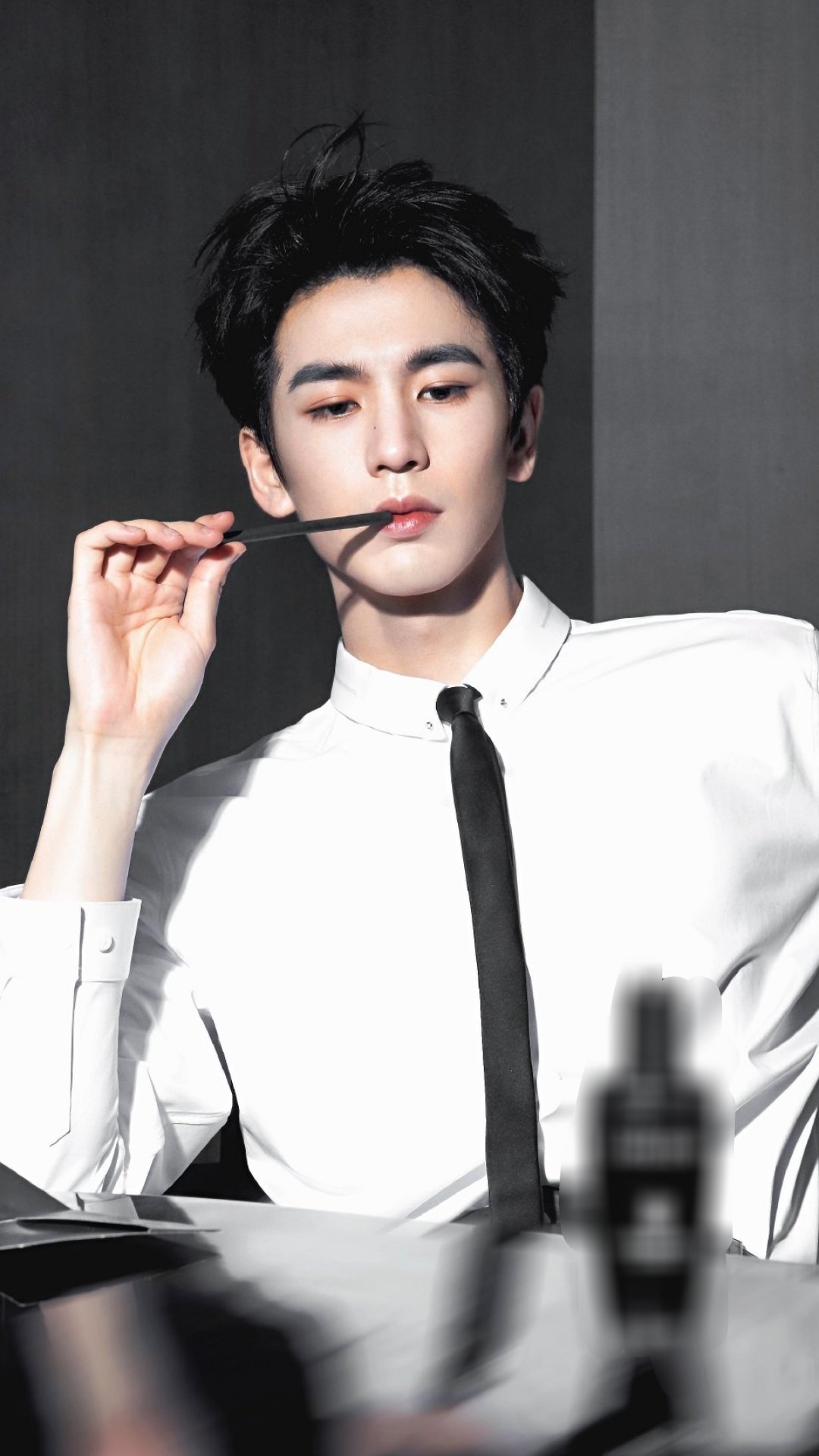 张凌赫登上法国第一大报纸 张凌赫成为法国《法兰西西部报》首位获完整个⼈作品专题安