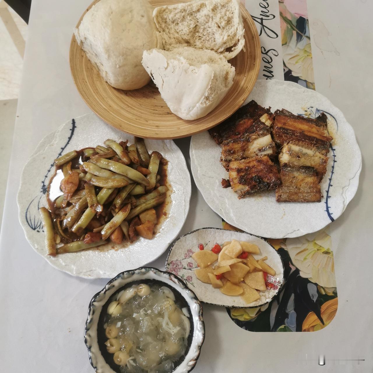 今日美食打卡煎渤海刀鱼+大馒头是我家的最爱！

今天6月9号，早上出来的时候，把