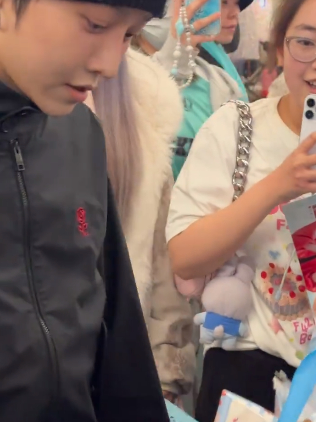 我是真没想到，刘雨昕在伦敦都有这么高的人气啊她到达的时候，时间点不是特别的好，结