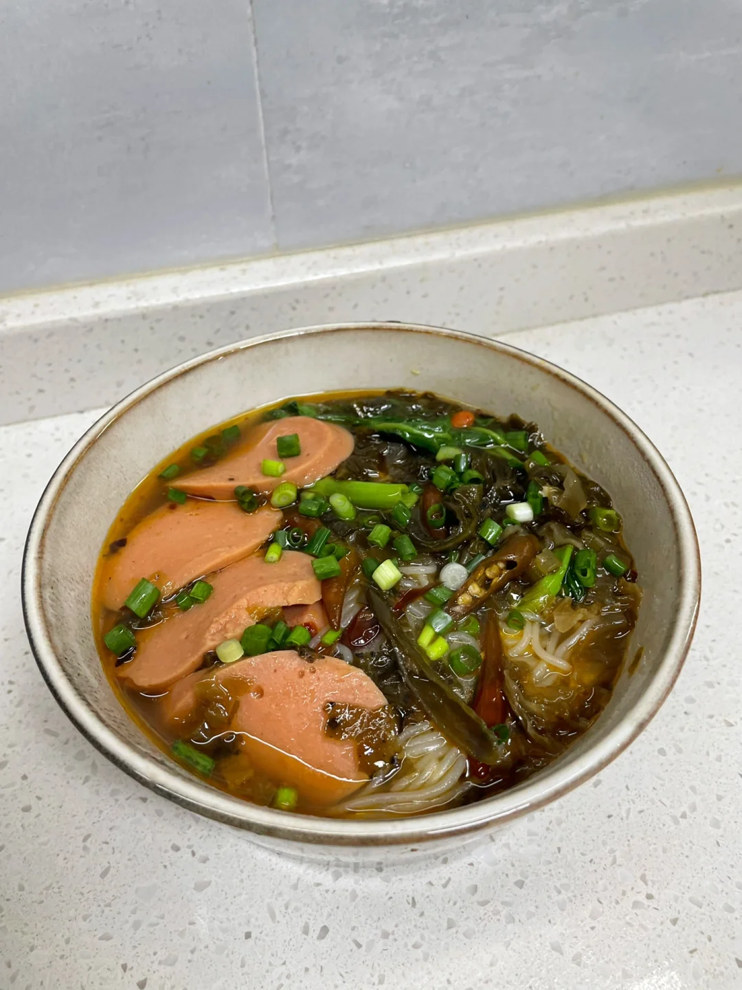 酸酸辣辣的酸菜火腿米线，超级开胃🤤