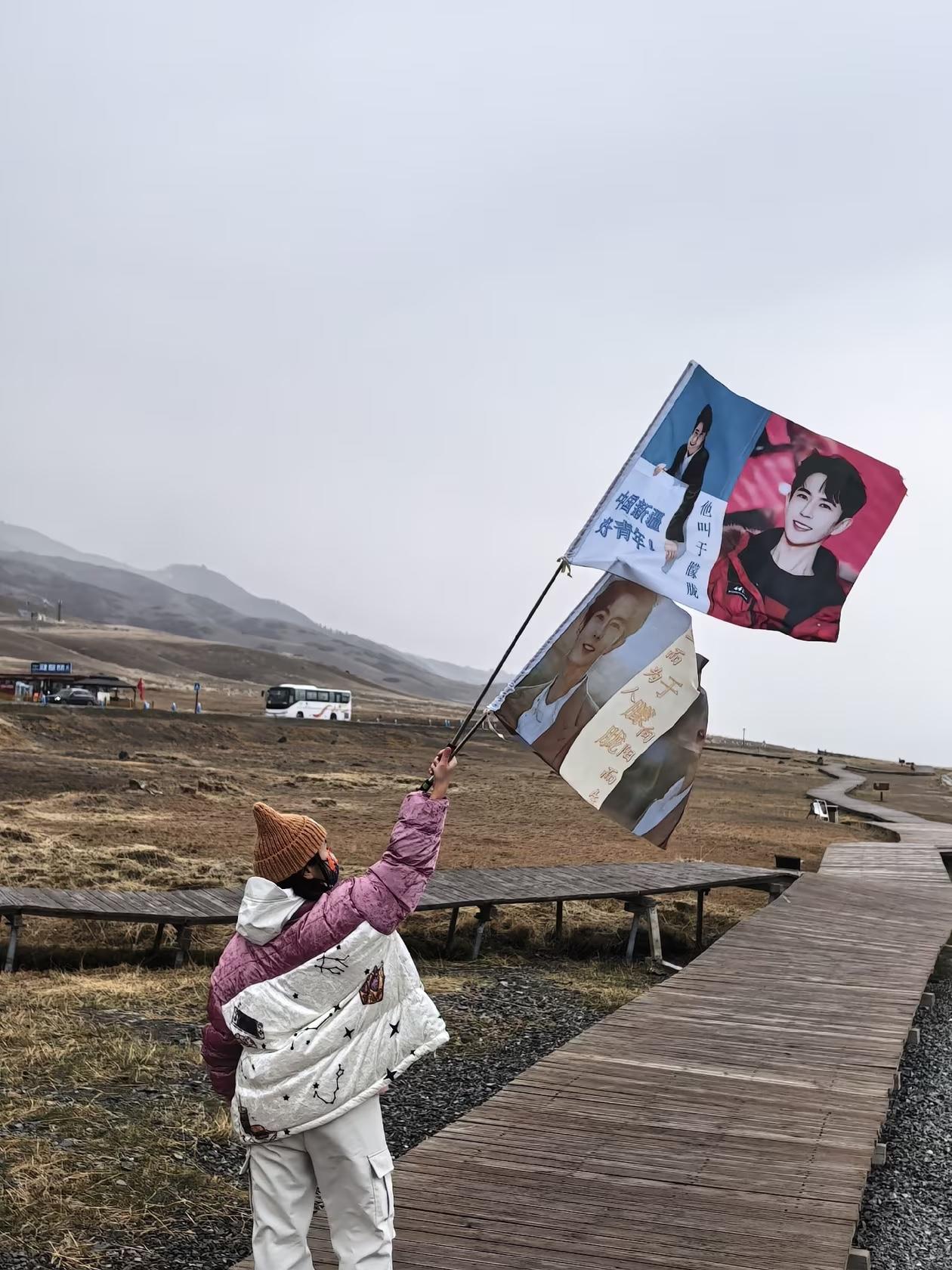这届的网友真的太勇敢了，

出去旅行的时候，

还不忘给小于做宣传。

近日，有
