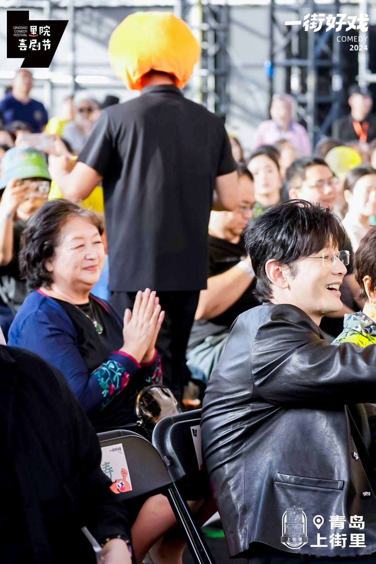 #黄晓明中指戴钻戒#明哥孝意满满为母表演，里院展喜剧风采，钻戒成焦点。 ​​​