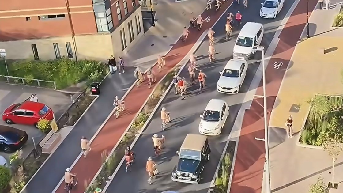 伦敦1200人参加拒绝石油裸体骑行平时一些抗议游行，或者街头艺术都还能理解，这个