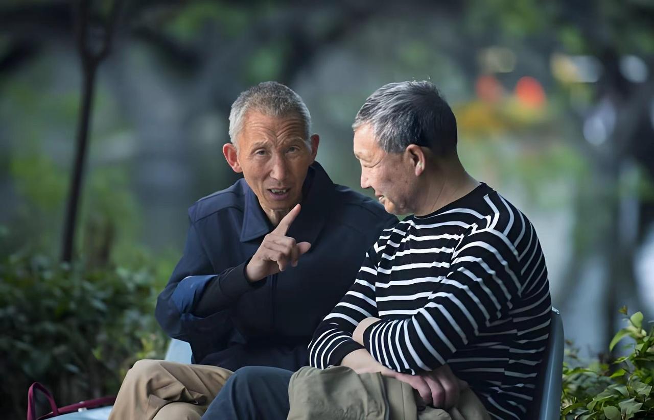 老张：嫂子走了也有三年了吧，为啥不再找一个呢？
老王：过两年就七十了，再找个老伴