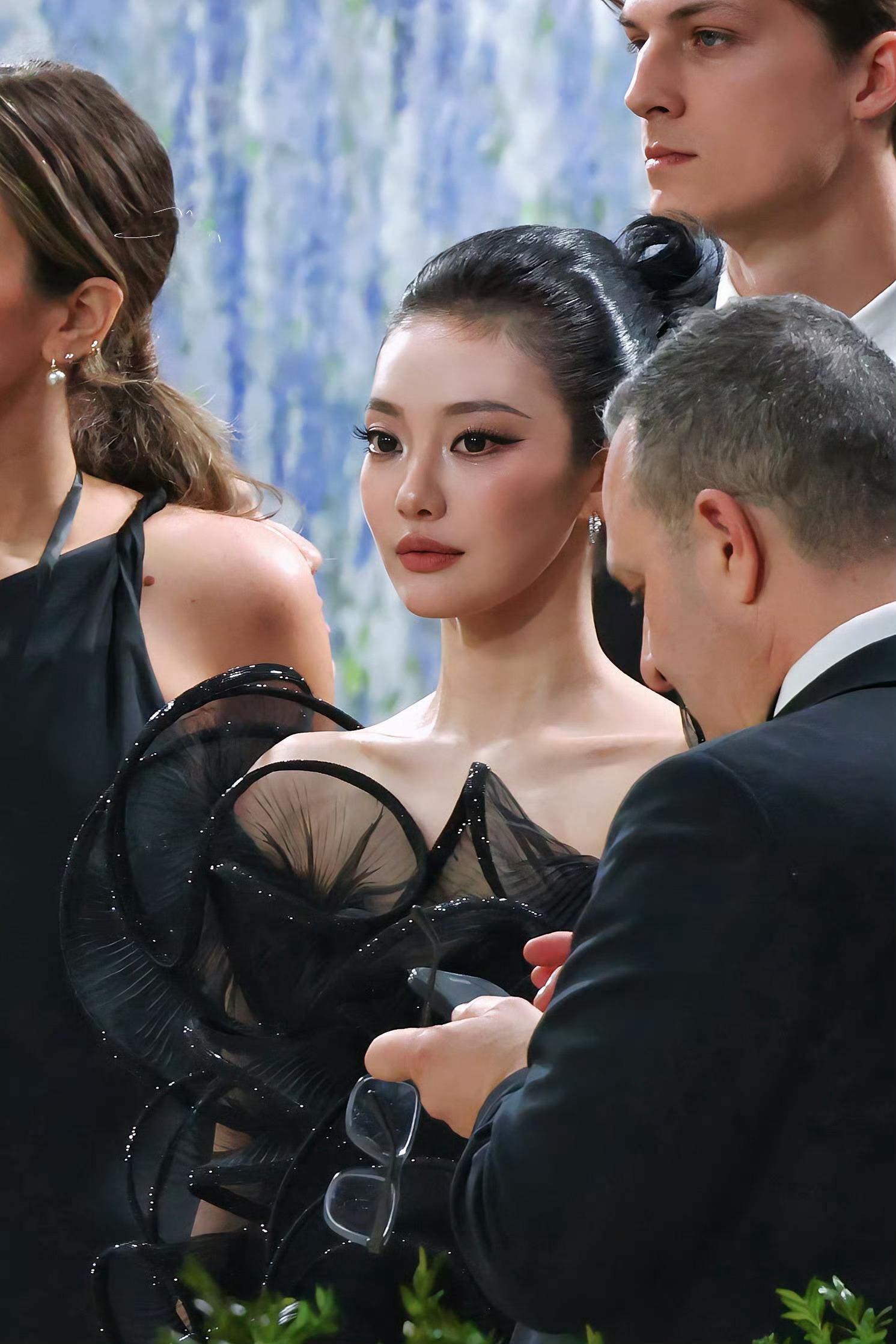 宁艺卓拖尾黑纱裙MetGala红毯宁艺卓  MetGala红毯 