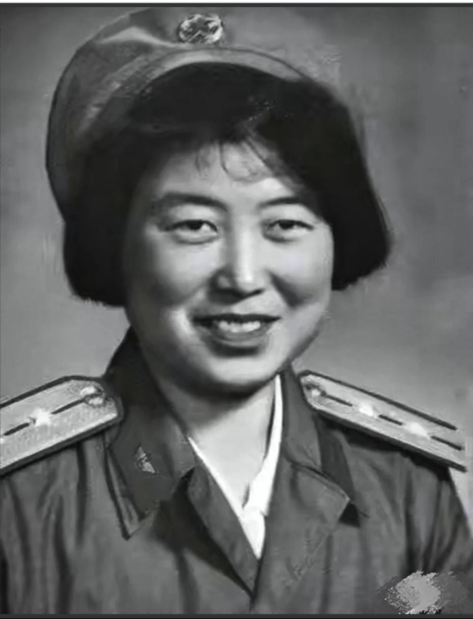 1964年，女飞行员秘密任务归来，却被拉去拍照。她嘀咕不让说咋还拍？摄影师哽咽：