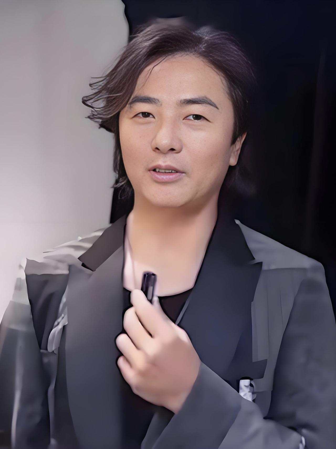 郑伊健的后槽牙都要咬碎了，
不是筹办的演唱会取消了，
也不是破产了，而是网友发现