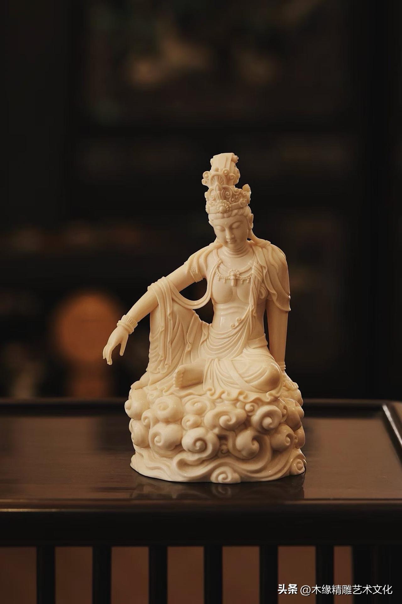 自在观音的美，在于姿态舒展，却不失庄重；细节繁复，却依然清雅。

这尊猛犸整料雕