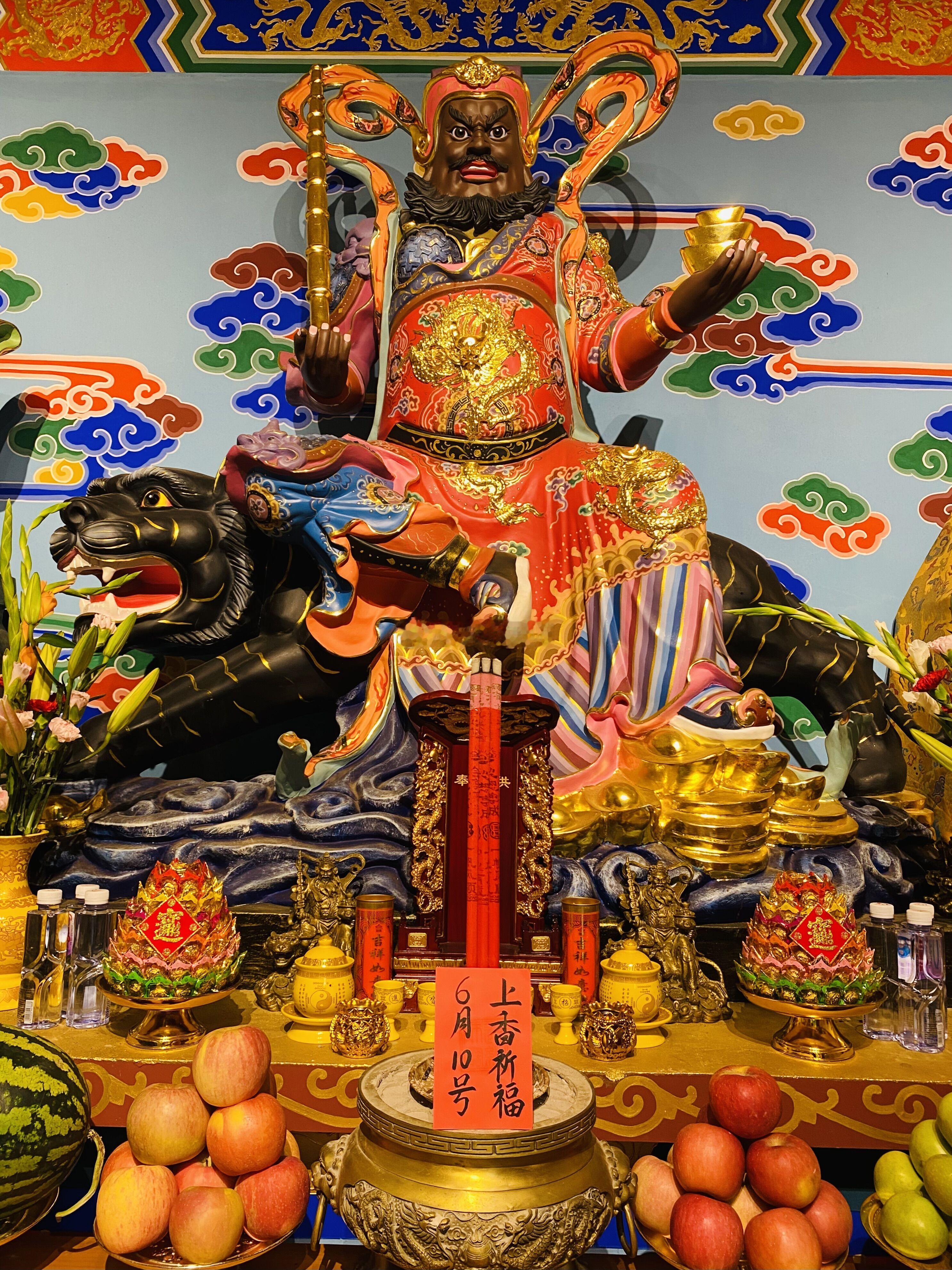 今日上上签好运大吉，6月10日师父在财神殿为点赞的粉丝们上香加持福报福德[作揖]