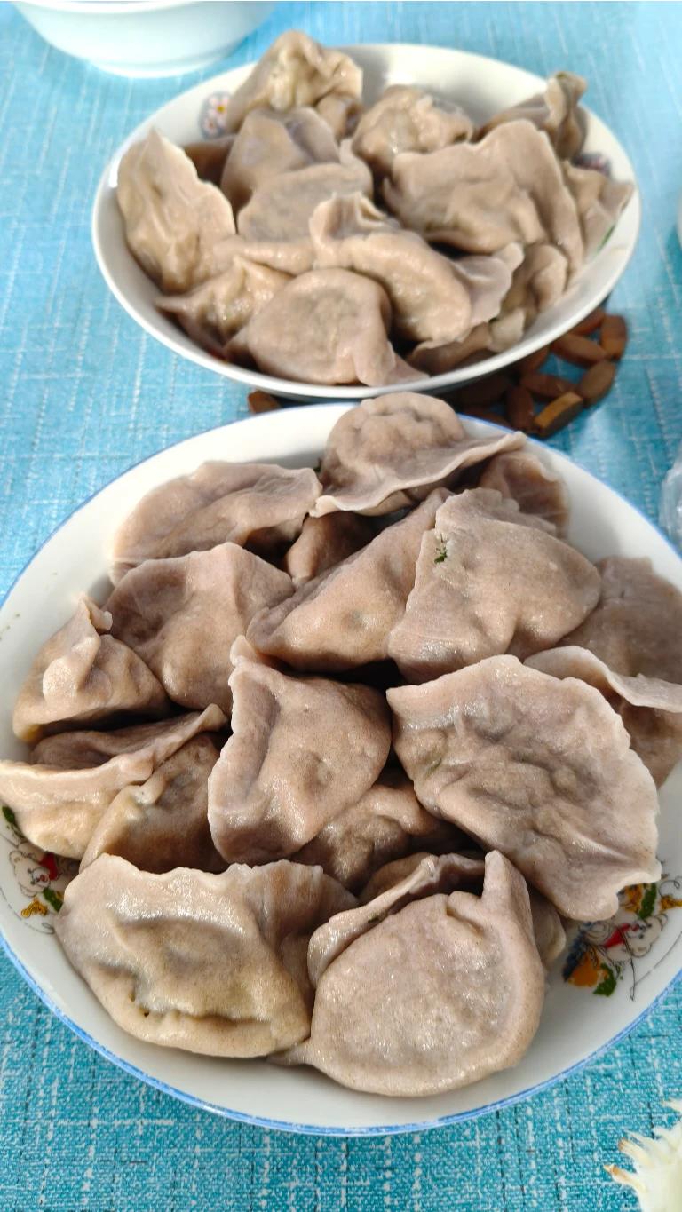 黑小麦饺子，今天是大虾仁肉的，虾仁是自己买的虾～扒虾仁，好像有感情了，吃着特别香