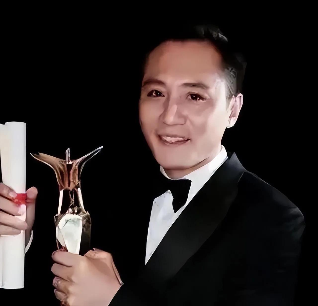 在安娜病重的至暗时刻，刘烨毅然放下事业，日夜守候在病床前。从饮食起居到康复治疗，