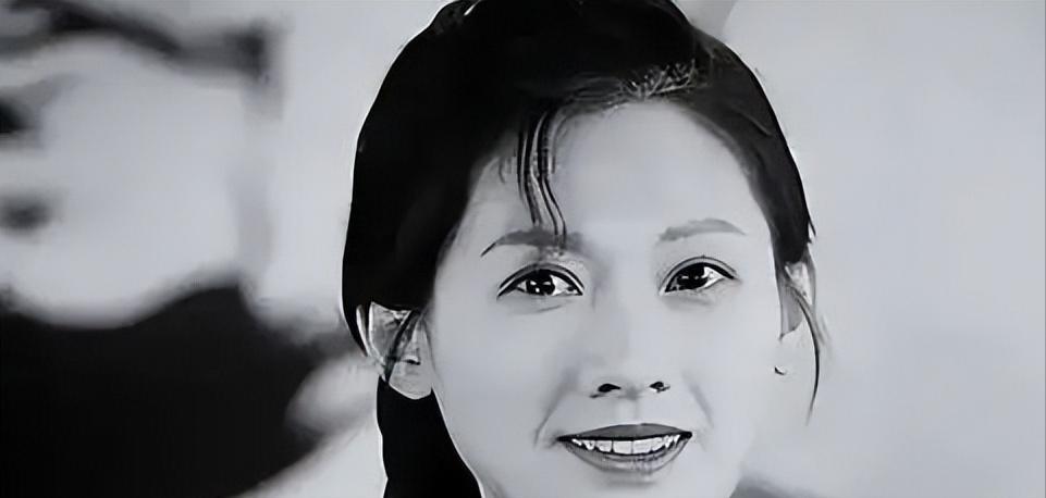 1978年，女知青李亚茹返城前夜，她颤抖地解开衣扣，对丈夫说：“今晚，我们做最后