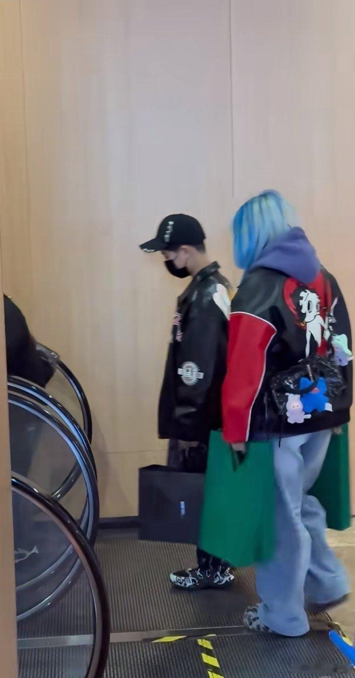 易烊千玺弟弟13岁近照易烊千玺在台上拿影帝，楠楠在台下默默鼓掌。兄弟俩一个走红毯