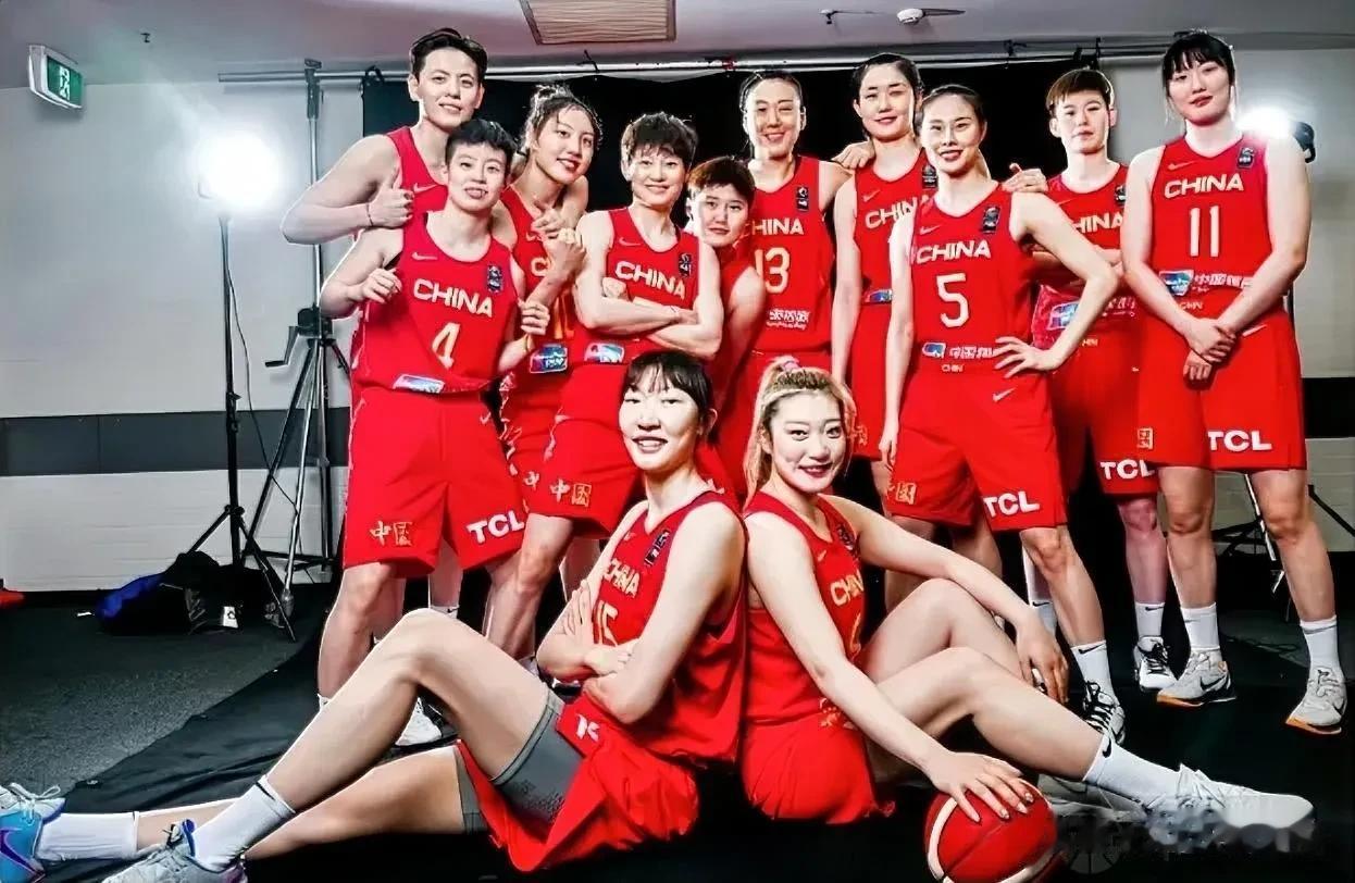 现役中国女篮十大之最：

1、身高最高——韩  旭  
2、三分最强——李  梦