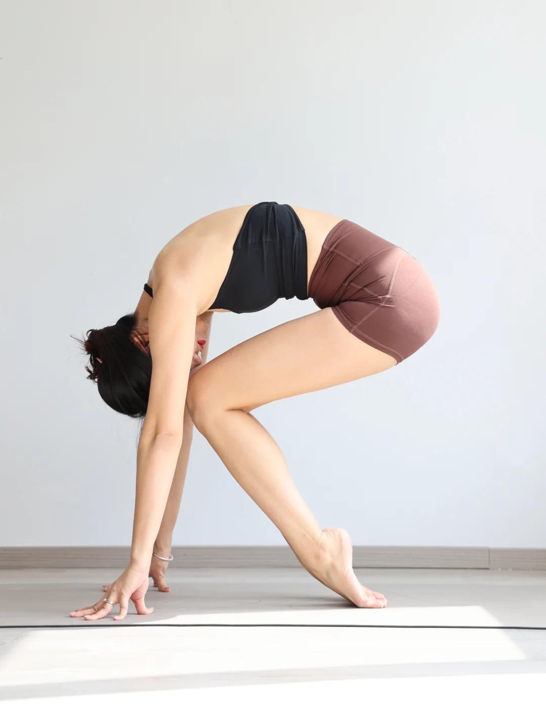 瑜伽里藏着最朴素的真理：所有的治愈，都是自愈🤎。铺好瑜伽垫，在一呼一吸间沉淀，