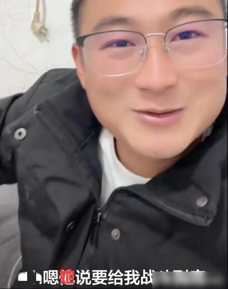 昨晚阿彪直播时，小依一个劲儿给他打电话，阿彪一直不接。
​
没多久小依又发来信息