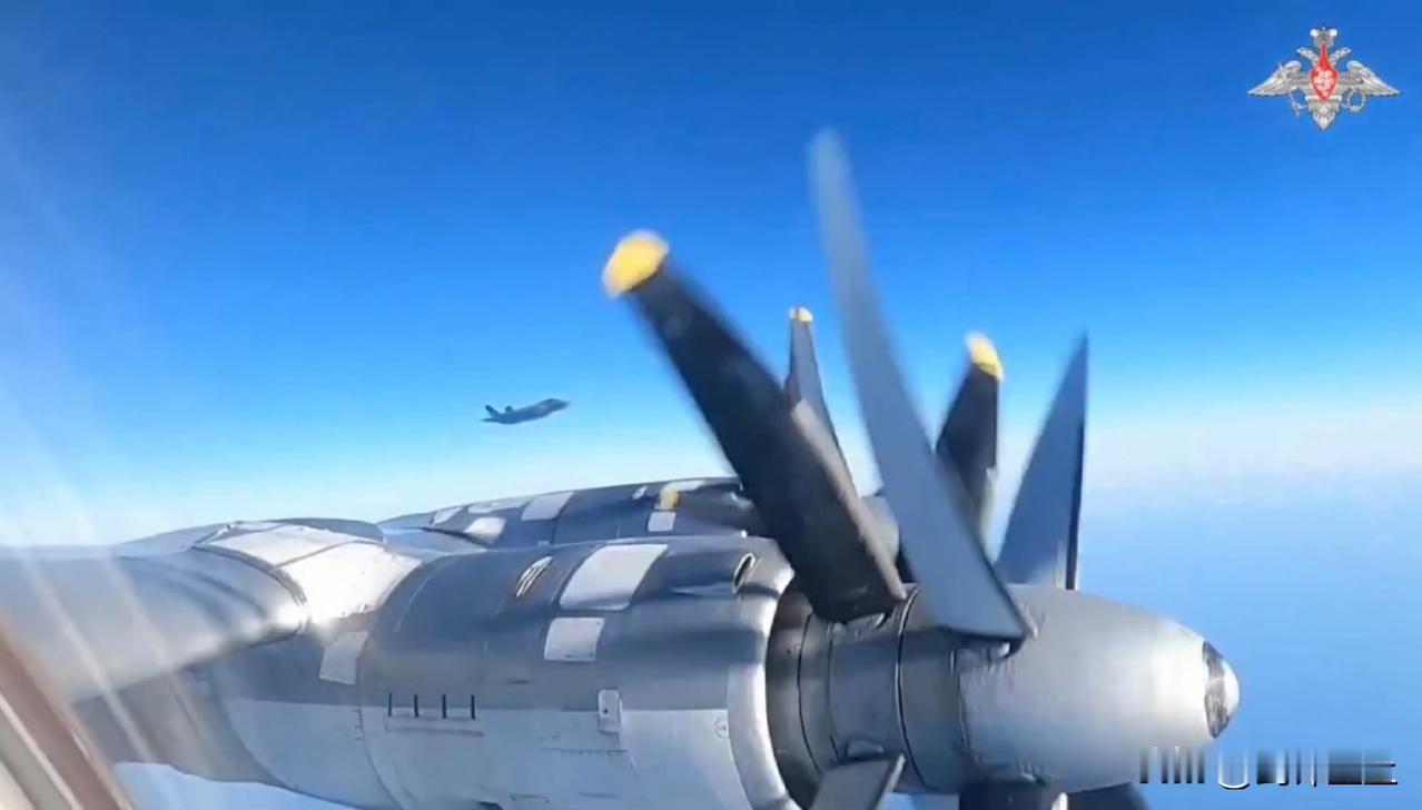 俄罗斯这边的宣传片，图95飞过去的时候，有一架F35一闪而过，看来是跟着中俄的轰