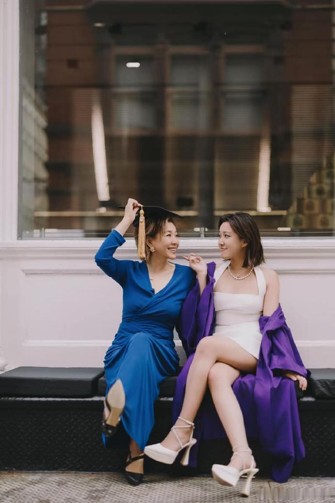 李静参加女儿大学毕业典礼  李静参加女儿纽约大学毕业典礼，母女俩还一起同框合照纪