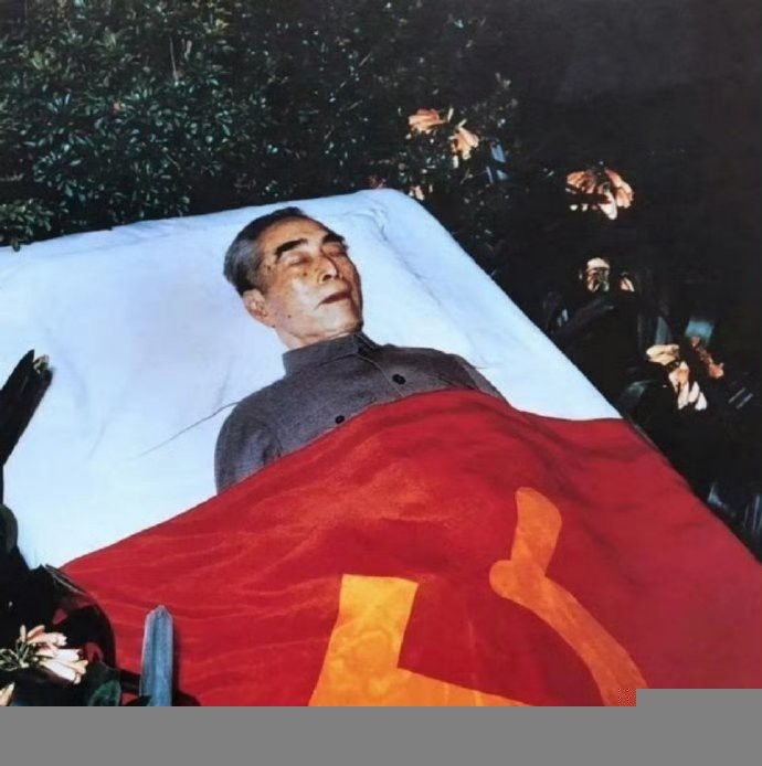 永远缅怀我们敬爱的周总理!