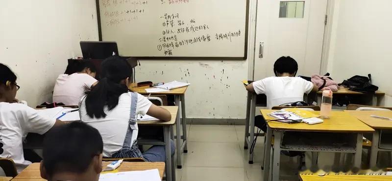 大多学科辅导班是“贼船”，家长要慎重报班，别害了孩子！
对于很多家长，不送孩子去