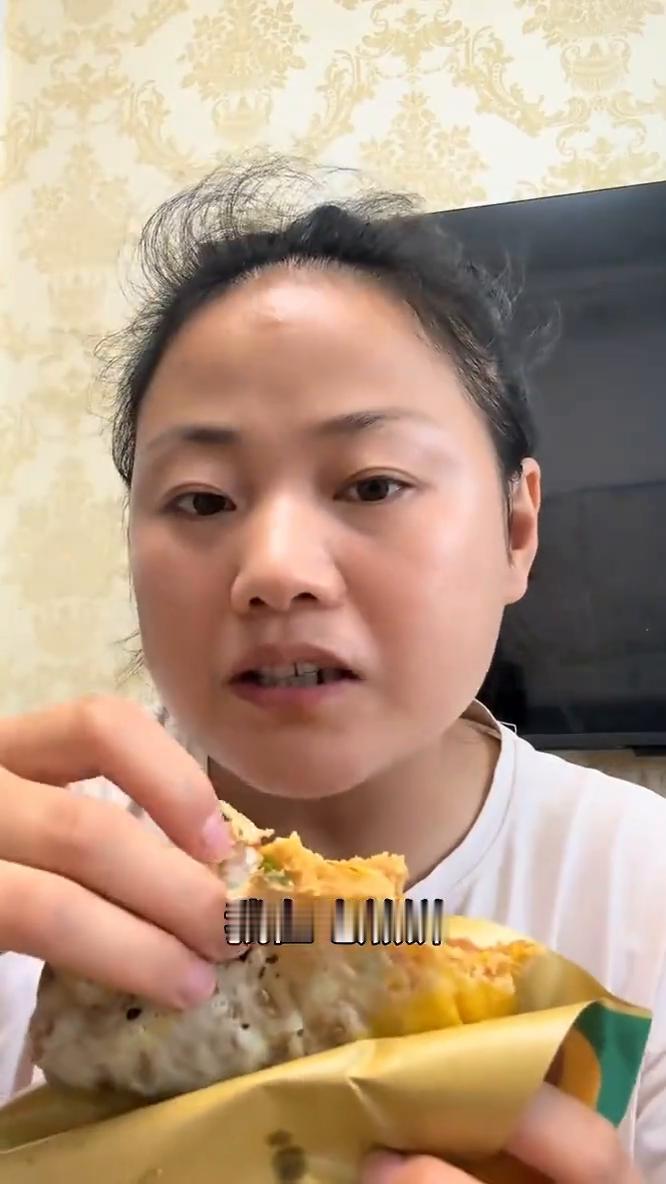 你看，我在吃煎饼，是不是？其实我在拍视频。你以为这煎饼是我花钱买的，我拍个视频，