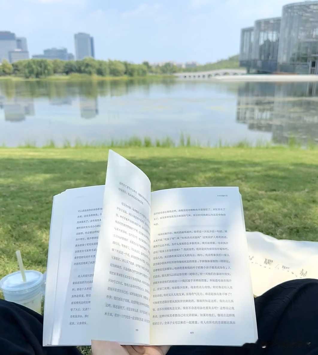 花守花境，雨落雨途，万物各安其序，循本而行。人立于尘世，便栖身烟火日常，不必向外