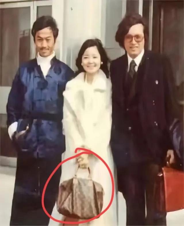 邓丽君也喜欢背lv.
难道lv的包包那么好看吗？
为什么那么多人喜欢用？