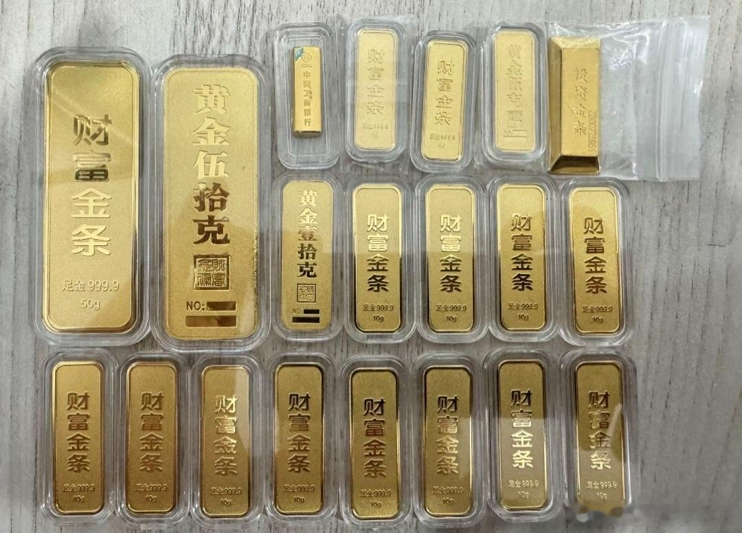 黄金降到8开头我就再买点，我一直认为黄金更适合长线投资，每年买10g～50g，十