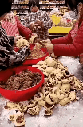 超市里的一幕！刷到个超市视频，直接给我整懵了！几个大妈围着一堆包好的包子，一个个